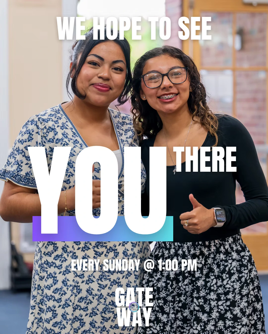 Dos jóvenes sonrientes te invitan al servicio Gateway de la 1:00 PM